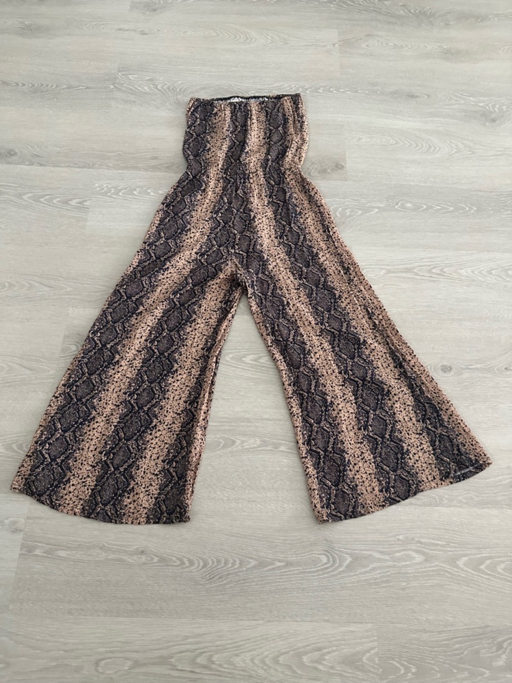 Gauze Snake Print Romper - Picture 5 of 9